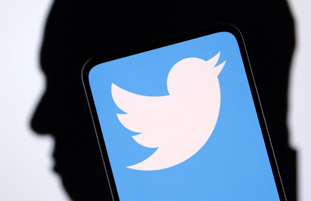 Illustration montrant le logo de twitter et la silluete d'elon musk