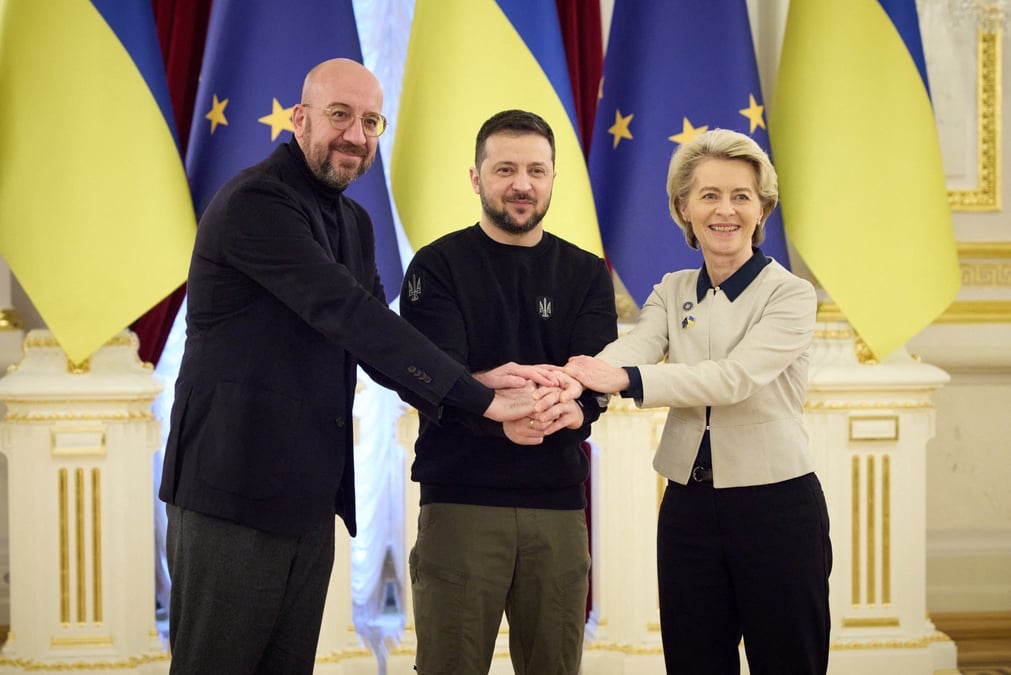 Le president ukrainien zelenskiy, le president de la commission europeenne von der leyen et le president du conseil europeen michel posent pour une photo lors d'un sommet de l'union europeenne (ue) a kyiv