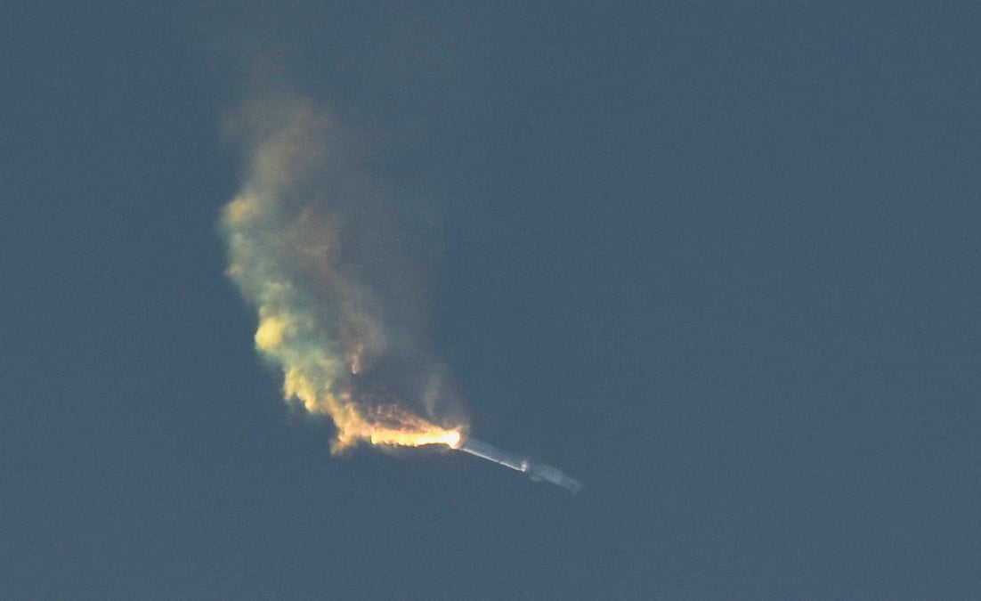 La fusee starship  de spacex retombe sur terre apres avoir explose