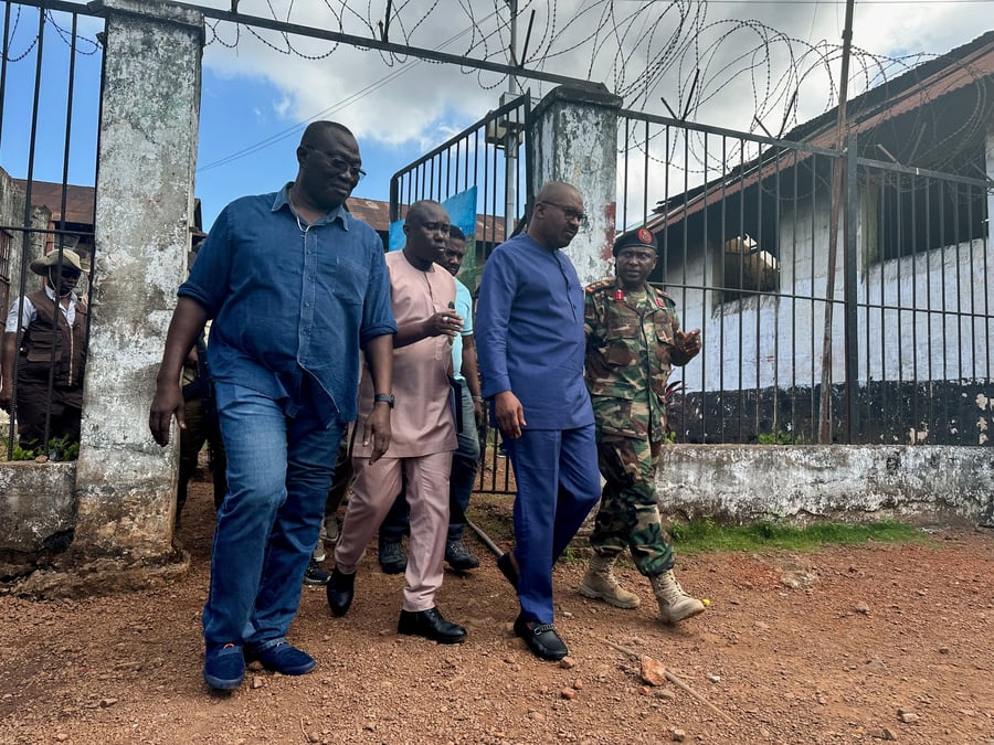 Le vice-president de sierra leone, mohamed juldeh jalloh, visite la prison centrale de pademba road a freetown apres que des hommes armes l'ont attaquee