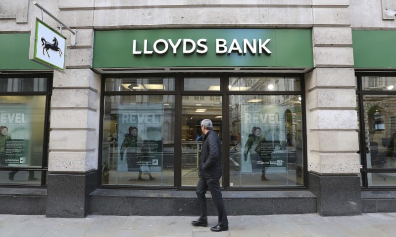 Lloyds defie les previsions en publiant un benefice stable