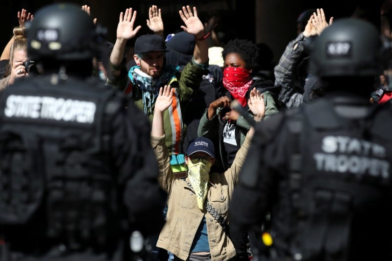 Heurts entre manifestants pro et anti-trump a portland