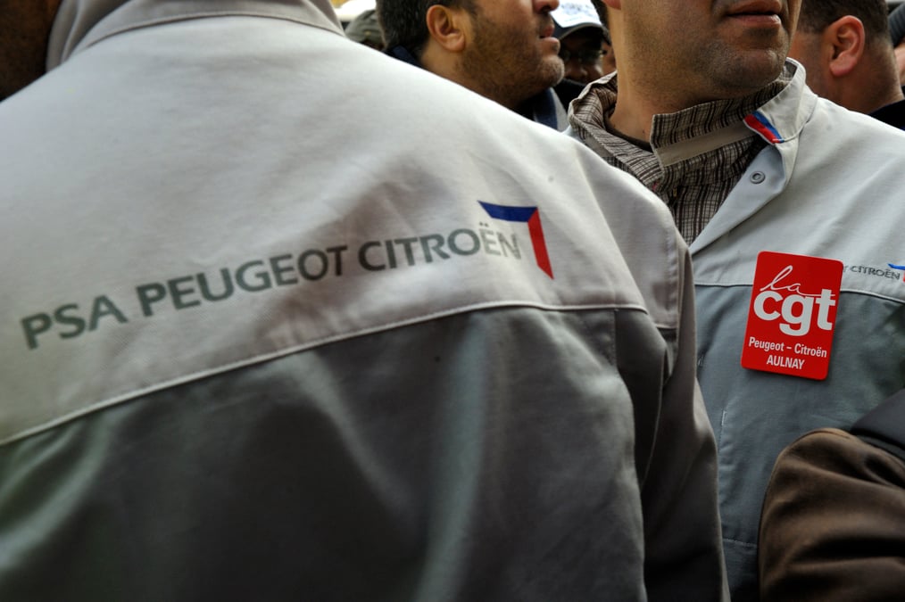 Employés d'une usine PSA Peugeot-Citroën