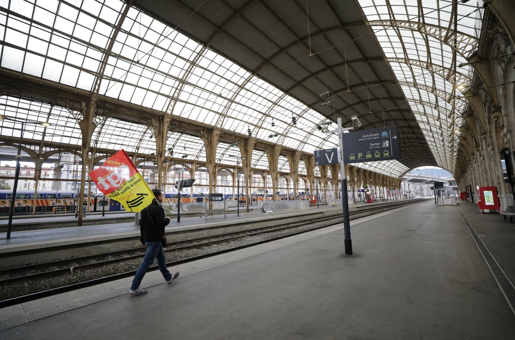 Nouvelle journee de greves mardi, l'executif cherche un compromis