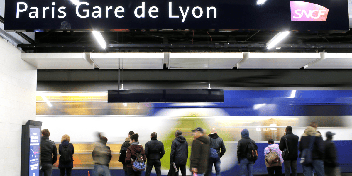 31 mars 2017. Des passagers attendent le RER D à la station Gare de Lyon, à Paris