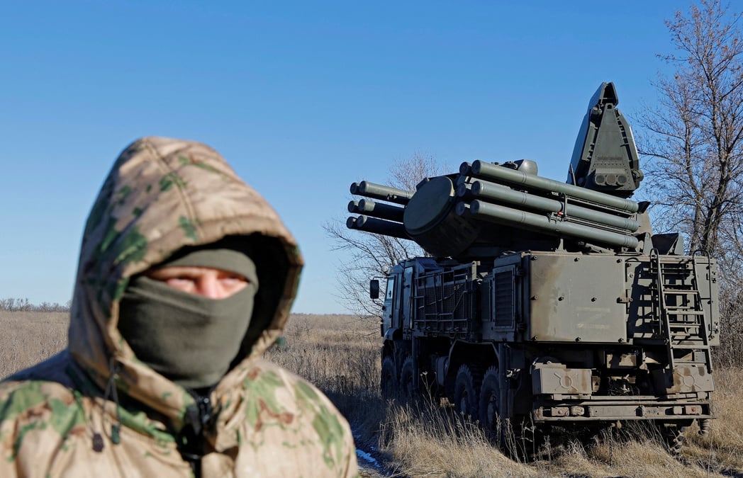 Un membre du service russe se tient devant un systeme de missiles anti-aeriens pantsir en mission de combat dans la region de luhansk