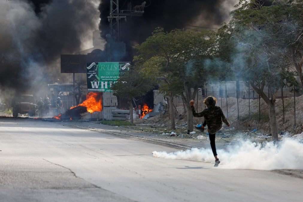 Des palestiniens affrontent les troupes israeliennes lors d'un raid a jericho