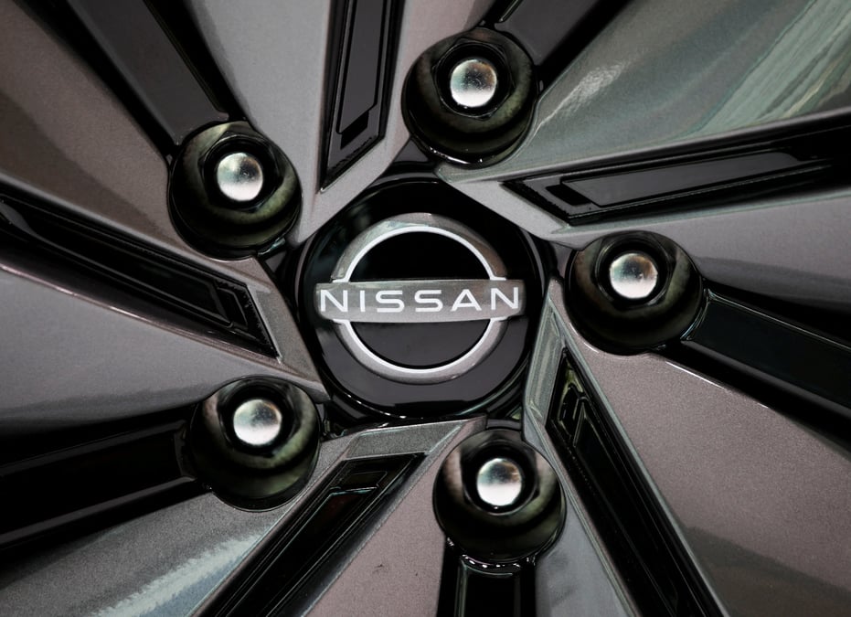 Le logo de nissan motor est visible sur une roue de voiture dans la salle d'exposition du constructeur automobile a tokyo