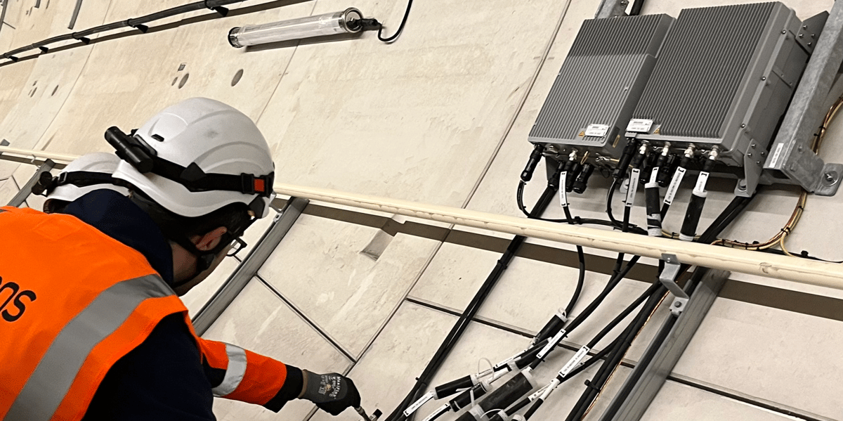 Des techniciens vérifient un « point d’émission », doté de quatre antennes-relais.