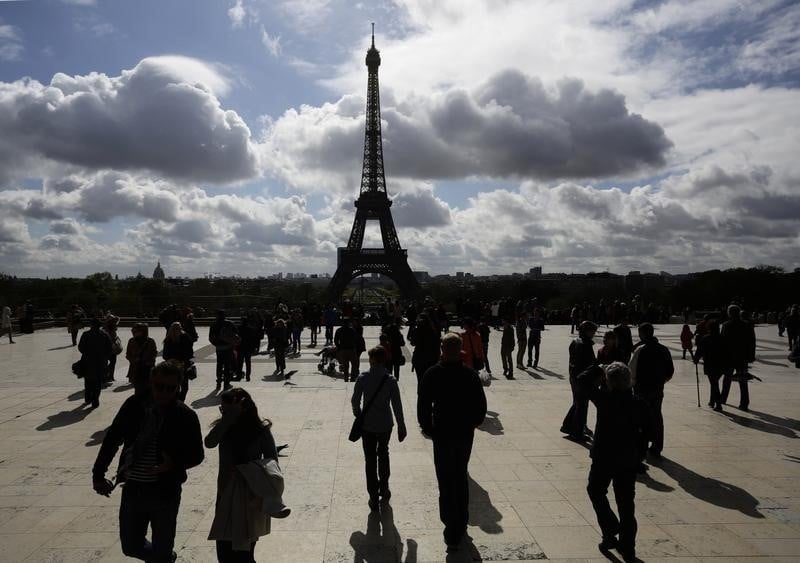 Les touristes prives de tour eiffel