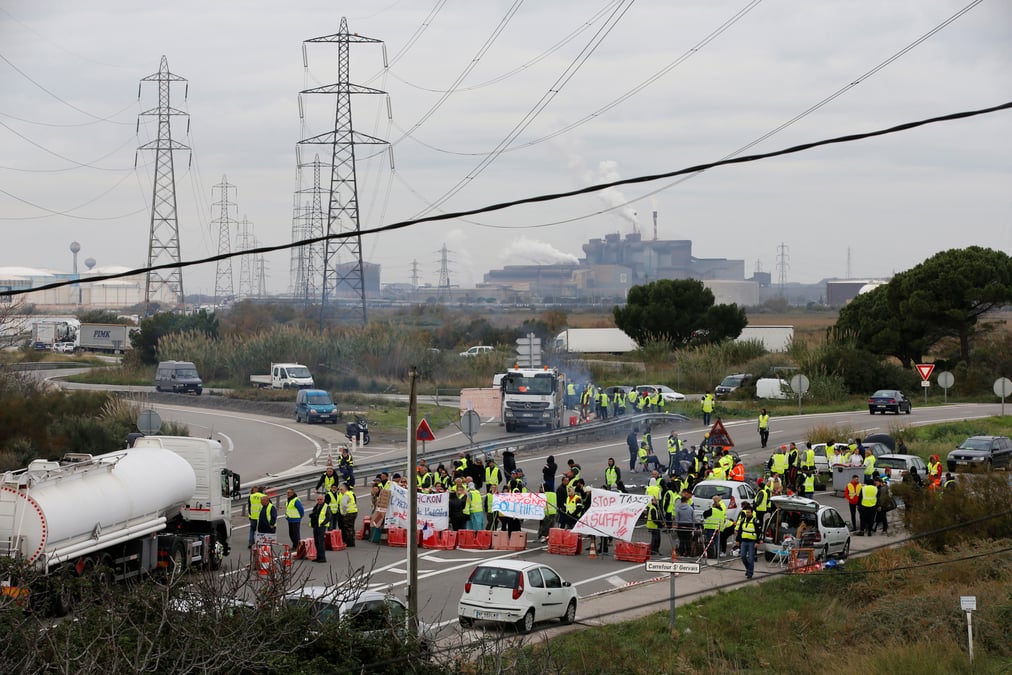 Gilets jaunes: des deputes larem poussent le gouvernement a dialoguer et a agir