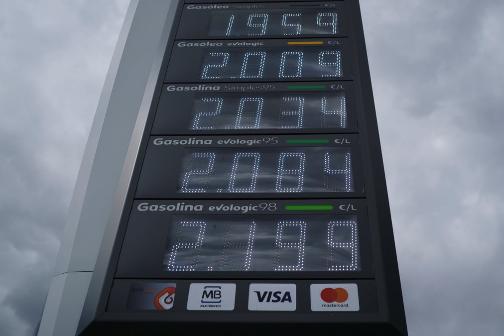 Les prix de l'essence et du diesel sont affiches dans une station-service de lisbonne