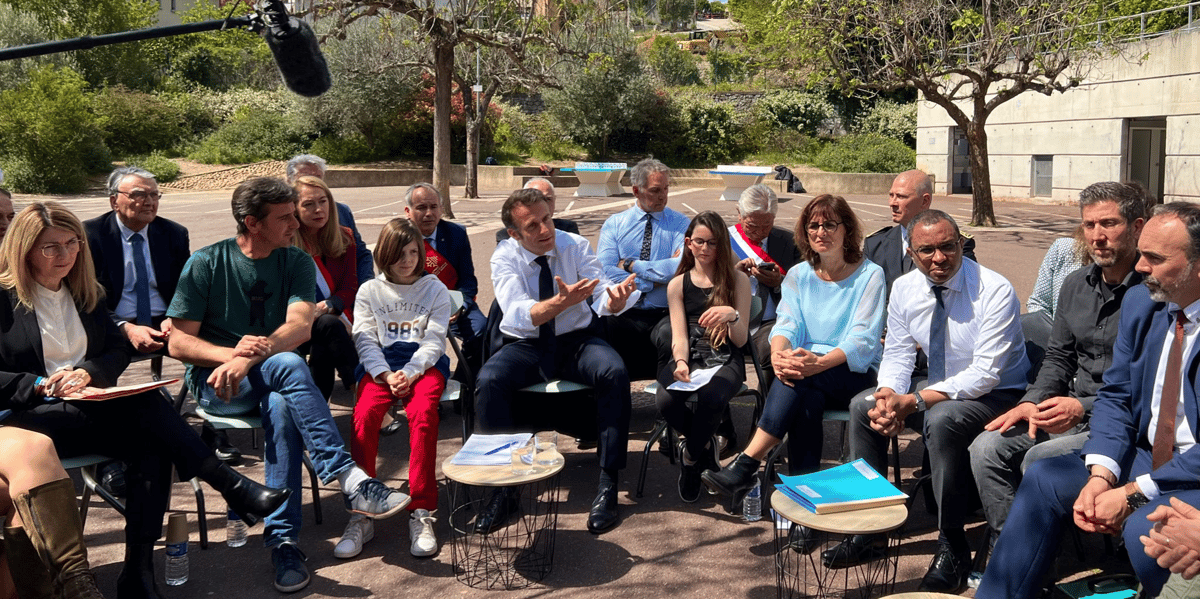 Le chef de l'Etat Emmanuel Macron a longuement échangé avec la communauté éducative du collège Louise-Michel de Ganges, ce jeudi 20 avril 2023.
