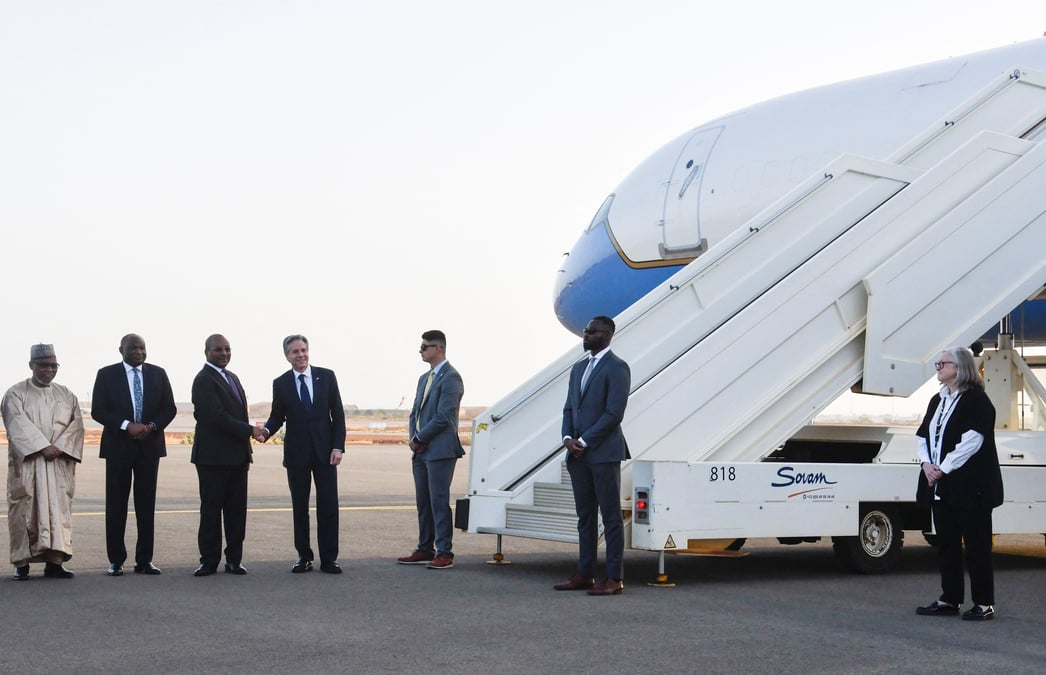 Le secretaire d'etat americain antony blinken et le ministre nigerien des affaires etrangeres hassoumi massoudou a l'aeroport international diori hamani de niamey, au niger