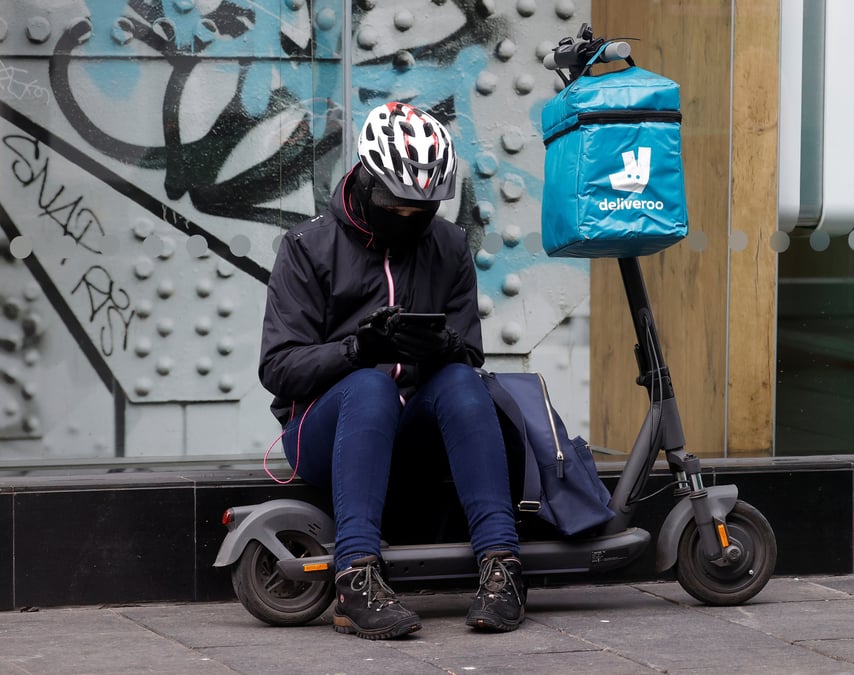 Un livreur deliveroo a liverpool, en grande-bretagne