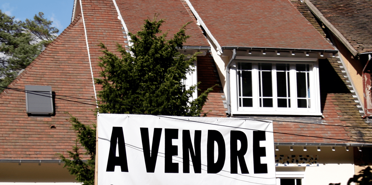 Les prix de l'immobilier ancien ont continué de chuter avec une baisse moyenne de 3,8% sur un an au 1er juin, dont 4,1% pour les appartements et 3,5% pour les maisons.
