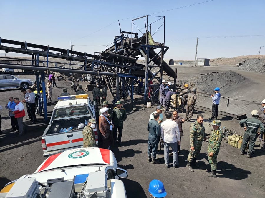Des sauveteurs travaillent apres une explosion de gaz dans une mine de charbon dans la province de south khorasan