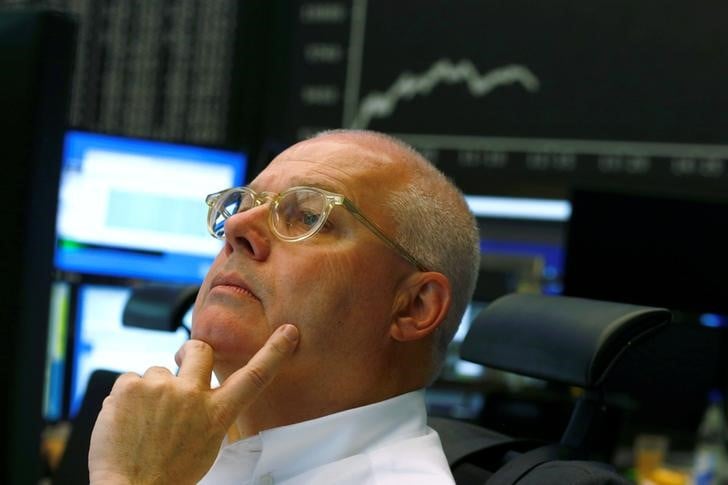 Les bourses europeennes baissent a la mi-seance