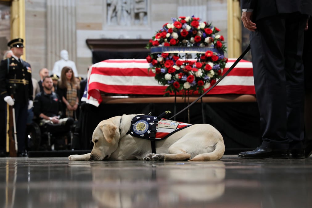 La foule rend hommage a george h.w. bush