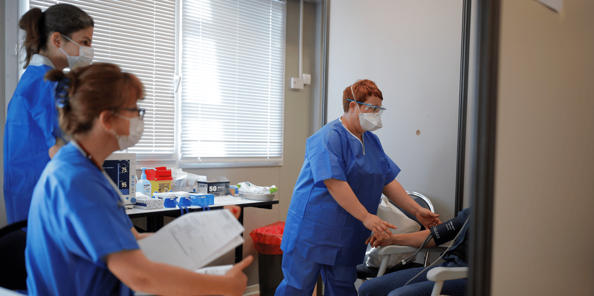 Coronavirus : des soignants portent des masques dans un hôpital qui accueille des patients malades du Covid-19