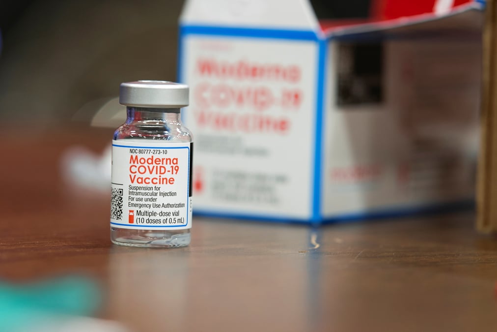 L'ue passe commande de 150 millions de doses de vaccin en plus aupres de moderna