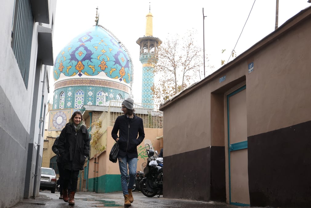 Des femmes marchent dans une rue de teheran