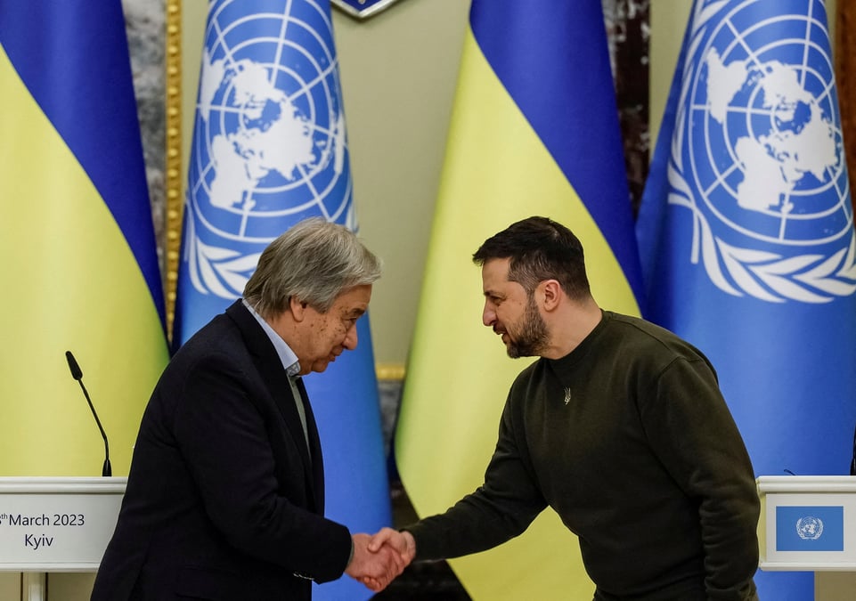 Le president ukrainien volodymyr zelenskiy et le secretaire general de l'onu antonio guterres se serrent la main a kyiv