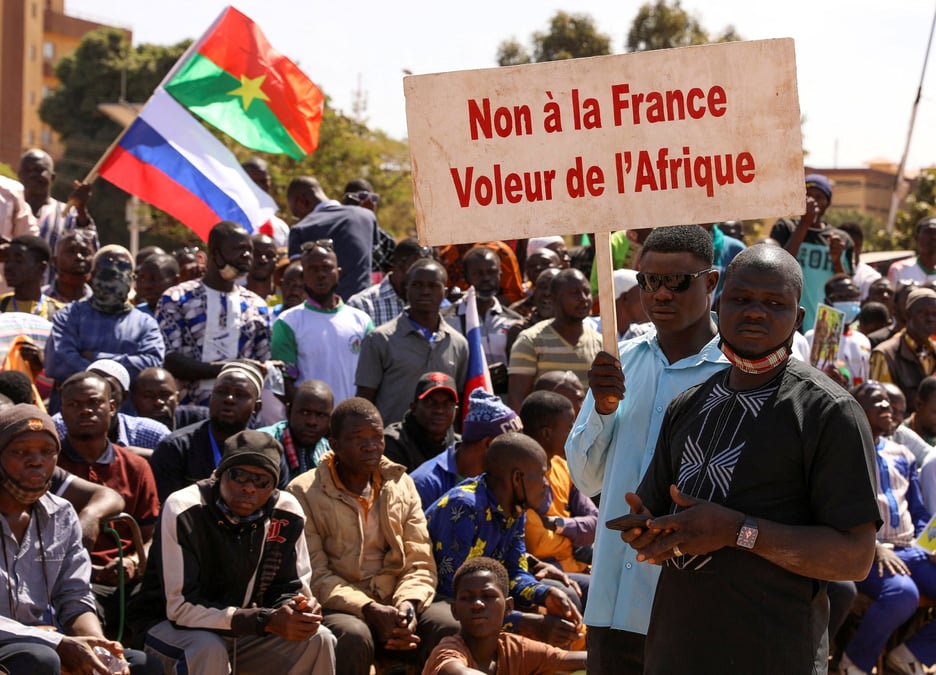 Manifestation en soutien au nouveau chef militaire burkinabe et pour le depart de l'ambassadeur francais