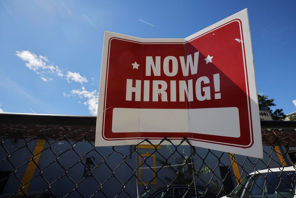 Un panneau "now hiring" ("nous recrutons") est affiche