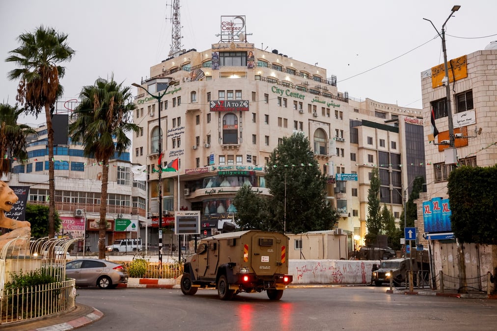 Israeli army raids al jazeera ramallah's office
