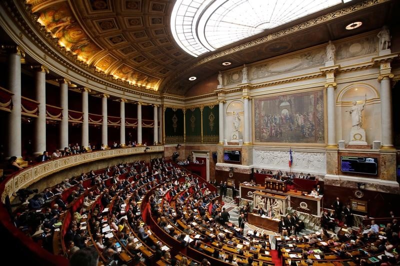 L'assemblee retablit la surtaxe d'is des grands groupes