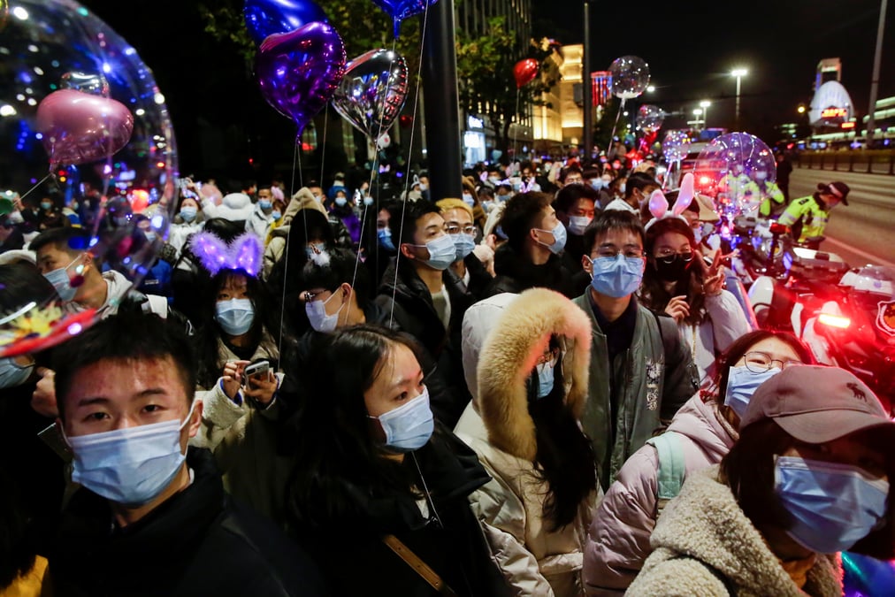 Une foule a wuhan pour le reveillon