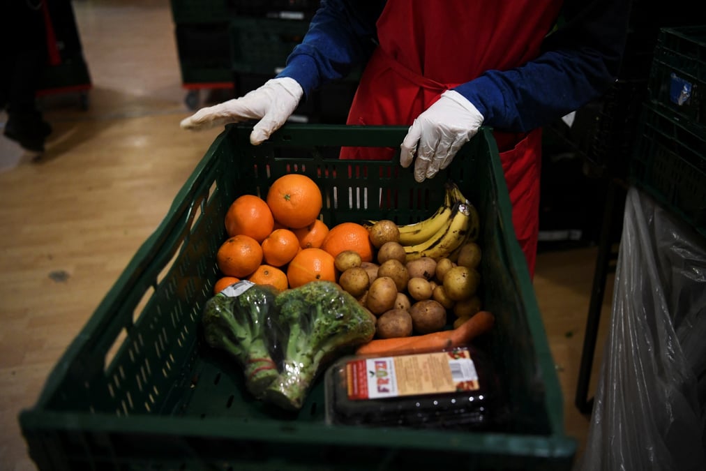 Campagne "laib und seele" de la banque alimentaire berliner tafel et du radiodiffuseur rbb a l'approche de noel, a berlin