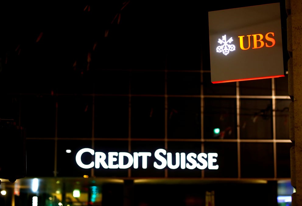 Photo d'archives des logos d'ubs et de credit suisse a bale, en suisse
