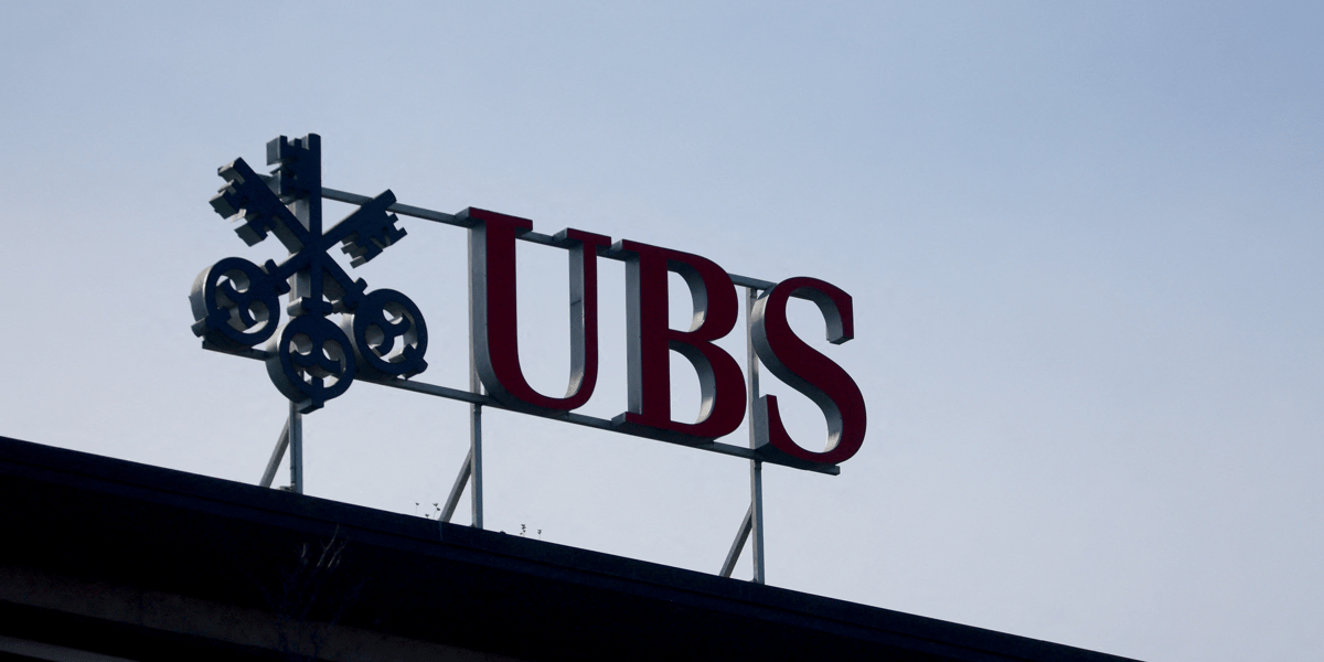 Un logo est visible au siege de la banque ubs a zurich