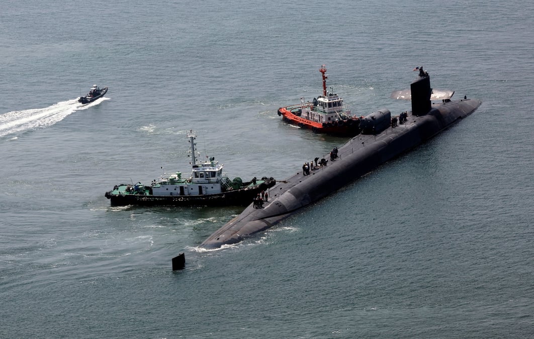 Le sous-marin nucleaire americain arrive dans un port de busan en coree du sud