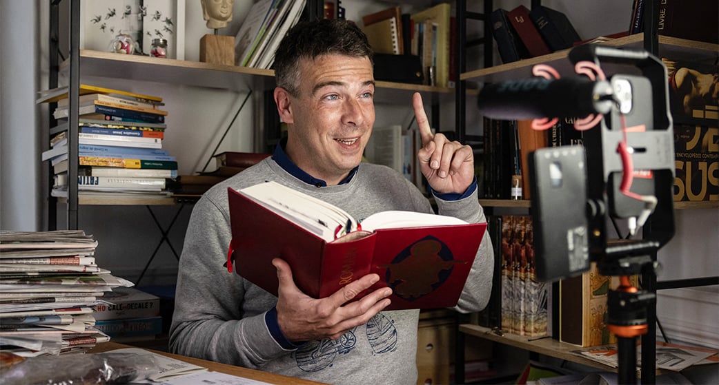 Matthieu Jasseron, en février 2024, lors du tournage d’une vidéo, chez lui.