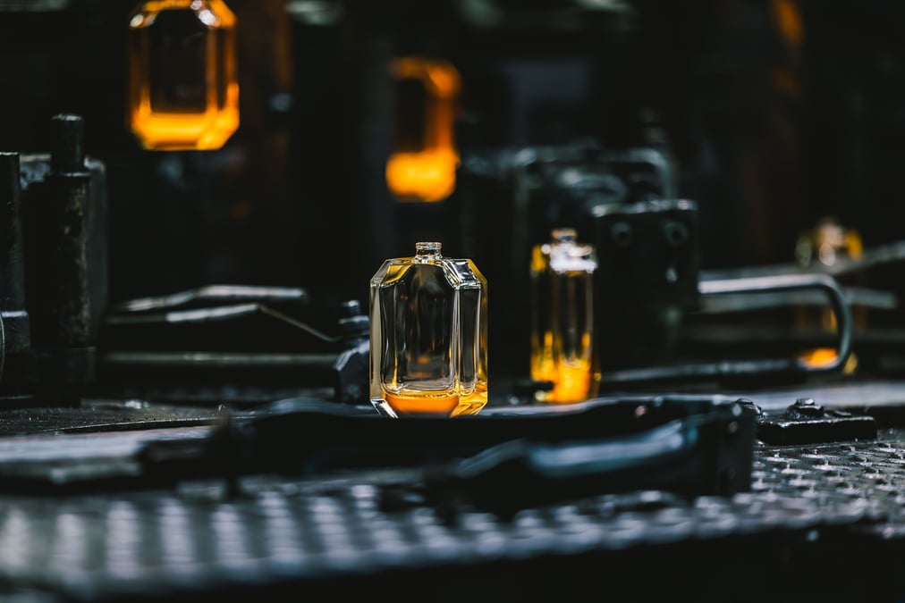 Parmi les réalisations iconiques de Pochet du Courval, on trouve l'eau de Cologne impériale de Guerlain dessinée par un parfumeur en 1853 et toujours fabriqué par la verrerie 170 ans plus tard.