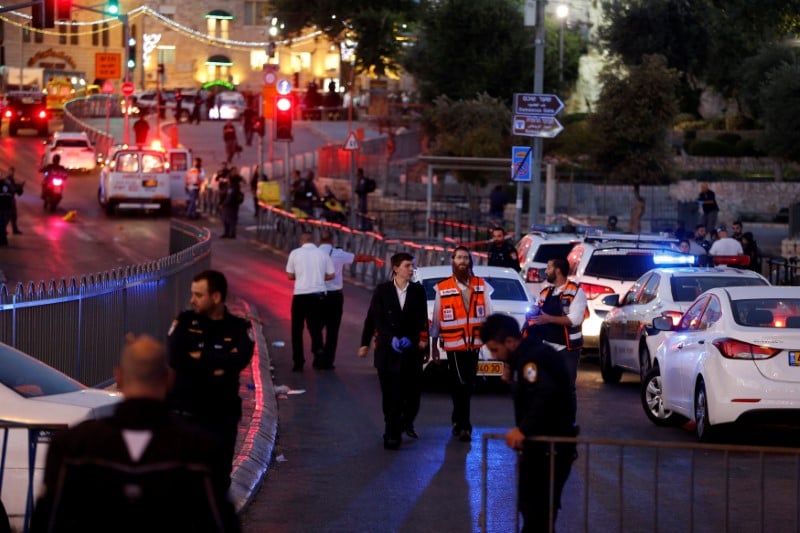 Une policiere israelienne tuee, trois palestiniens abattus