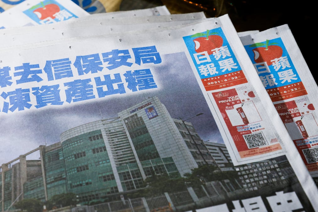 Hong kong: lam defend les mesures prises contre le journal apple daily