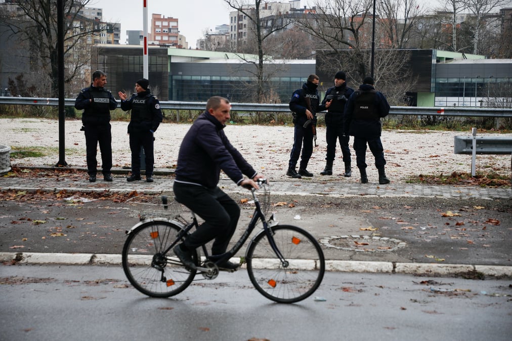 Des officiers de la police du kosovo patrouillent dans une zone du nord de la ville de mitrovica