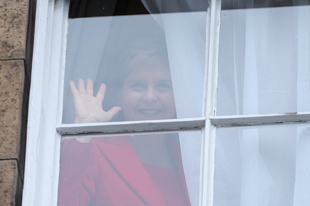 Les gens se rassemblent devant bute house a edimbourg