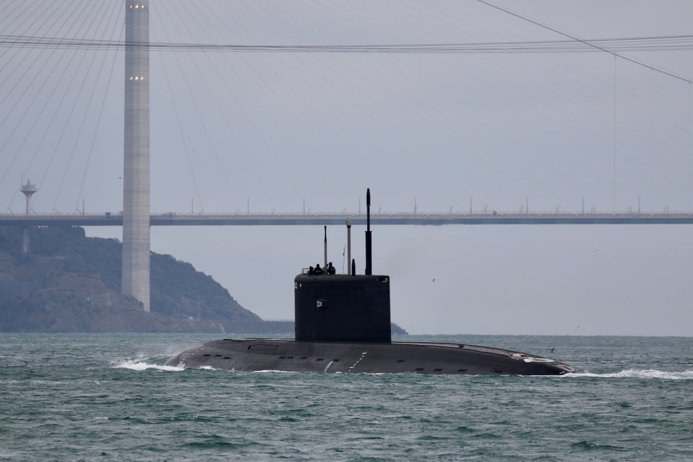 Le sous-marin diesel-electrique de la marine russe rostov-on-don prend la mer dans le bosphore d'istanbul