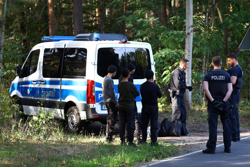 La police allemande patrouille le long de la frontiere germano-polonaise pour empecher l'immigration illegale, pres de klinge, allemagne
