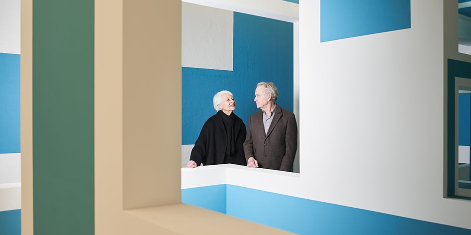 Le couple Billarant devant une œuvre de Krijn de Kooning exposée au Silo.