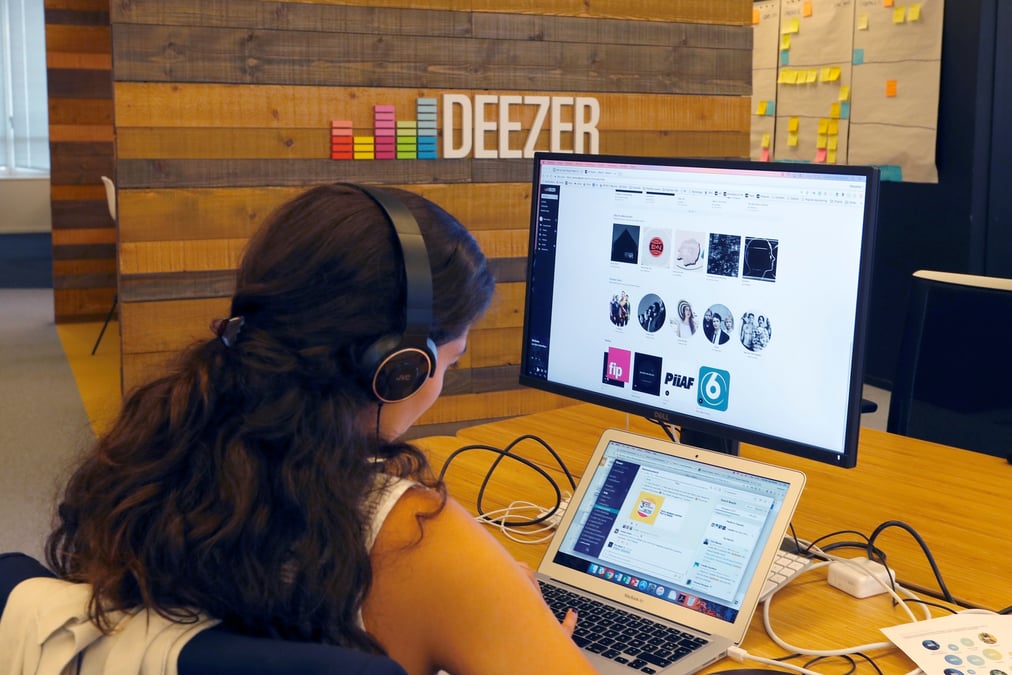Un employe travaille au siege de deezer a paris