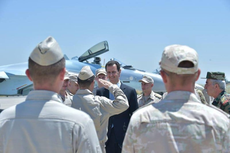 Assad visite la base russe d'hmeymim dans l'ouest de la syrie