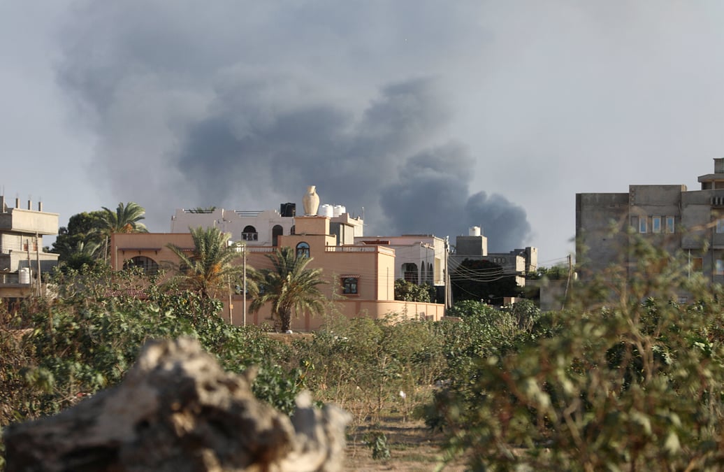 Des centaines de migrants evacues apres des combats a tripoli