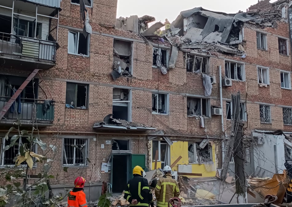 Des sauveteurs travaillent sur le site d'un immeuble d'habitation endommage par une frappe russe a mykolaiv