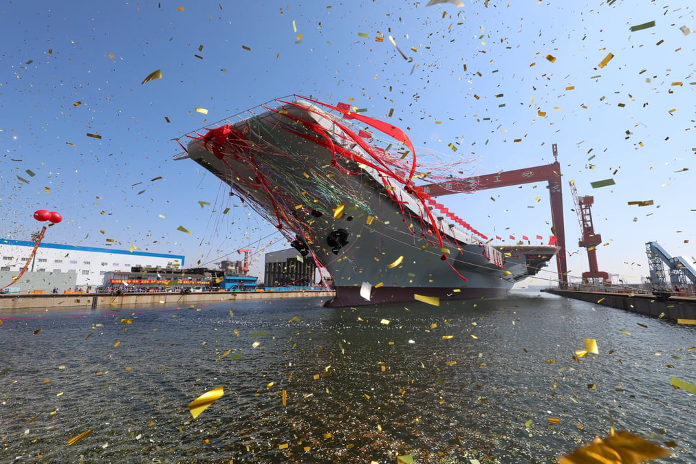 La chine met a l'eau son deuxieme porte-avions